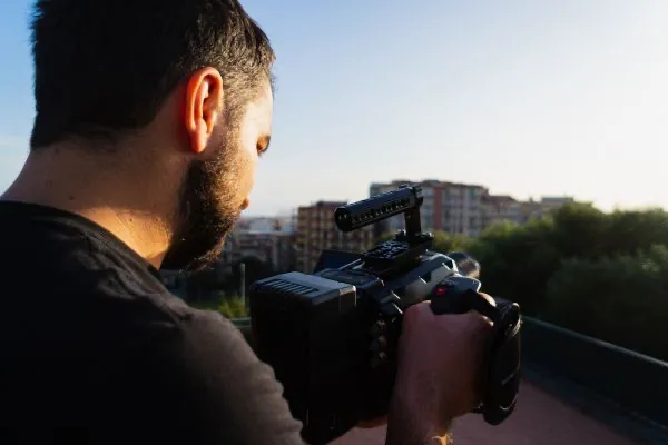 Unter dem Motto „Zusammen – auf Distanz“ bietet die Justus-Liebig-Universität Gießen (JLU) einen virtuellen Ersatz für öffentliche Veranstaltungen an. (Quelle: Unsplash/ TheRegisti)