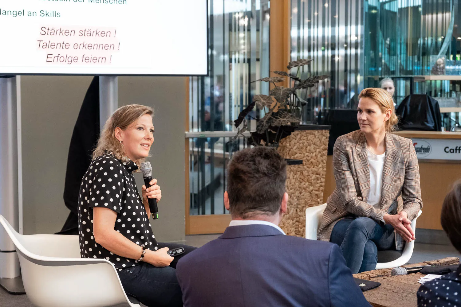 Lena Weibel (l.) und Julia Butz (r.)  bieten Hilfe für Gastronomen