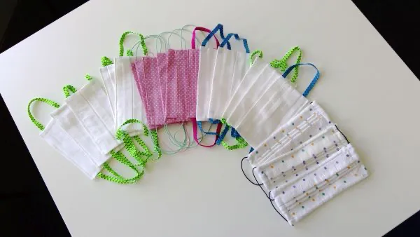 Einige der selbstgenähten Mund-Nasen-Bedeckungen. (Quelle: Lahn-Dill-Kreis)