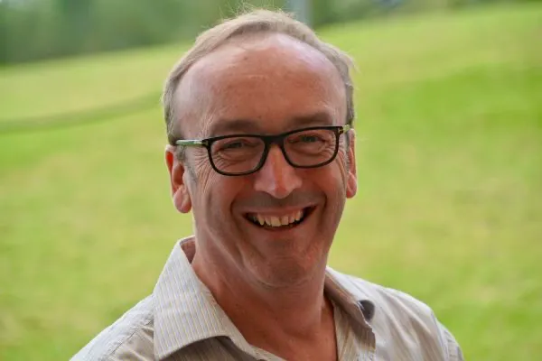 Prof. Dr. Winfried Rief vom Fachbereich Psychologie der Philipps-Universität Marburg koordiniert die Marburger Teilprojekte des neuen Sonderforschungsbereichs „Der Einfluss von Erwartung auf die Wirksamkeit medizinischer Behandlungen“. (Quelle: Sabine Rief)