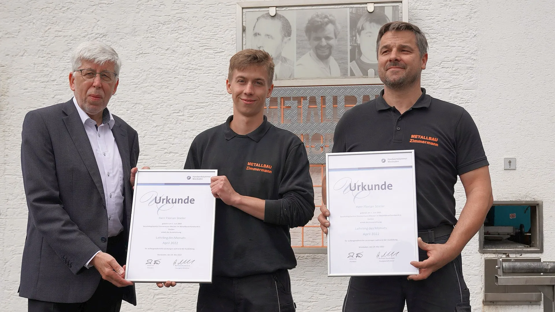 HWK-Hauptgeschäftsführer Bernhard Mundschenk mit Florian Stieler und Metallbaumeister Kai Zimmermann (von links nach rechts, Foto: Handwerkskammer Wiesbaden)