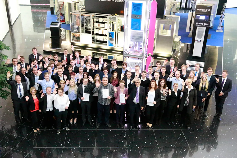 Insgesamt 55 Azubis hatten sich dem Motto „WIR! Für die Region – von morgen“ verschrieben und spannende Projekte zur nachhaltigen Veränderung ihrer Heimatregion durchgeführt. Prämiert wurden die besten Projekte von Friedhelm Loh, Inhaber und Vorsitzender der Geschäftsführung der Friedhelm Loh Group. Quelle Rittal GmbH & Co. KG.