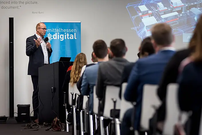 Gunter Schneider von der SCHNEIDER GmbH & Co. KG sprach in einer Keynote über 