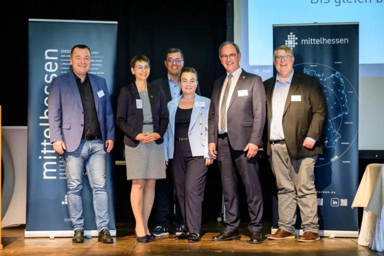 Teile des Vorstands des Vereins Mittelhessen nach seiner Wahl 2024 in Alsfeld (von links): Stellvertretender Vorsitzender Oliver Jung (Bürgermeister der Gemeinde Merenberg), Sabine Bertram-Schäfer (Pröpstin von Nord-Nassau der Evangelischen Kirche in Hessen und Nassau), Finanzvorstand Heiko Stock, Ileri Meier (Mitgeschäftsführerin der HITZEROTH Druck + Medien GmbH & Co. KG), Vorsitzender Dr. Christoph Ullrich (Regierungspräsident des Regierungspräsidiums Gießen), Jens Ihle (Geschäftsführer des Regionalmanagements) Foto: Regionalmanagement Mittelhessen / Tilman Lochmüller