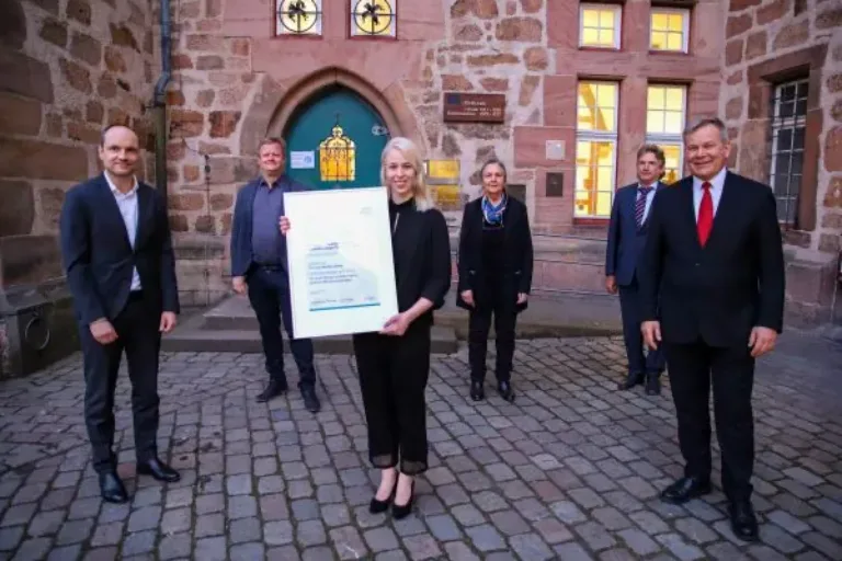 Oberbürgermeister überreicht Nicole Ludwig den MarBiNa-Förderpreis