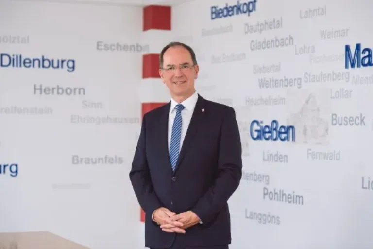 Regierungspräsident Dr. Ullrich gratuliert den beiden Hessen-Champions aus Mittelhessen