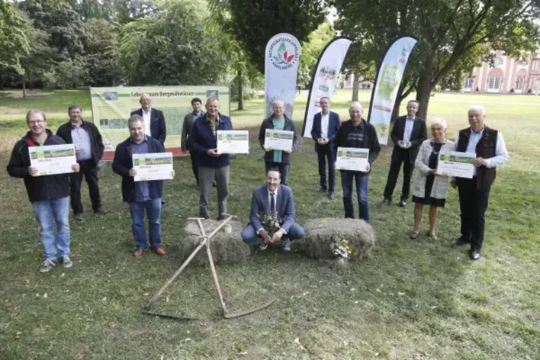 900 Hess*innen wandern im Vogelsberg zur Unterstützung der Rettung von Bergmähwiesen