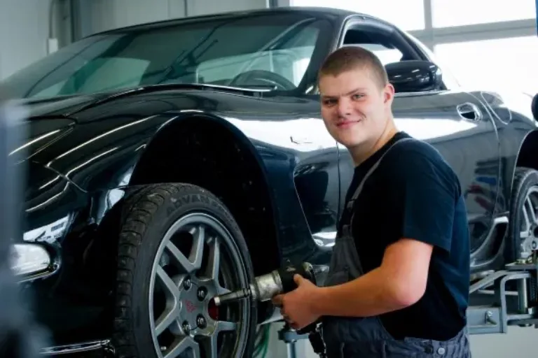 ‚Meine Ausbildung zum Kraftfahrzeug-Mechatroniker ist sehr vielseitig‘