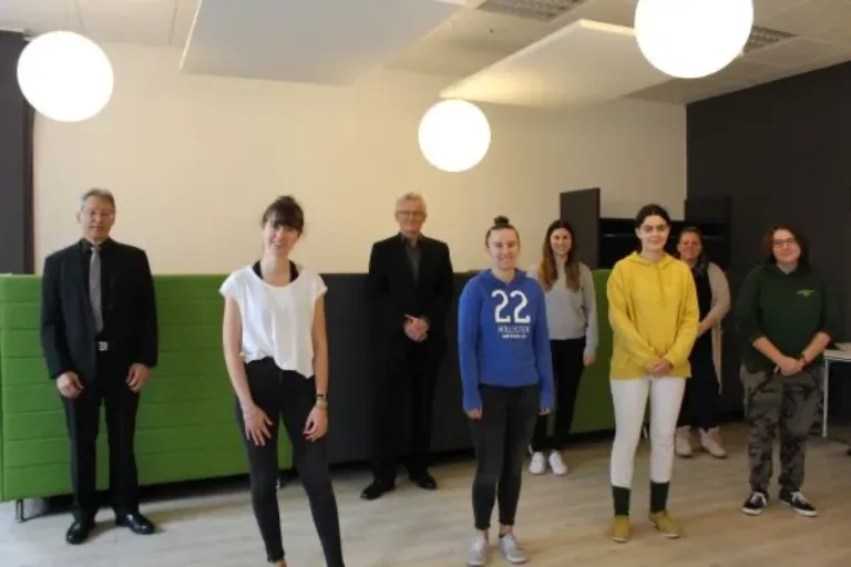 Technikantinnen der Technischen Hochschule Mittelhessen informieren sich bei StudiumPlus