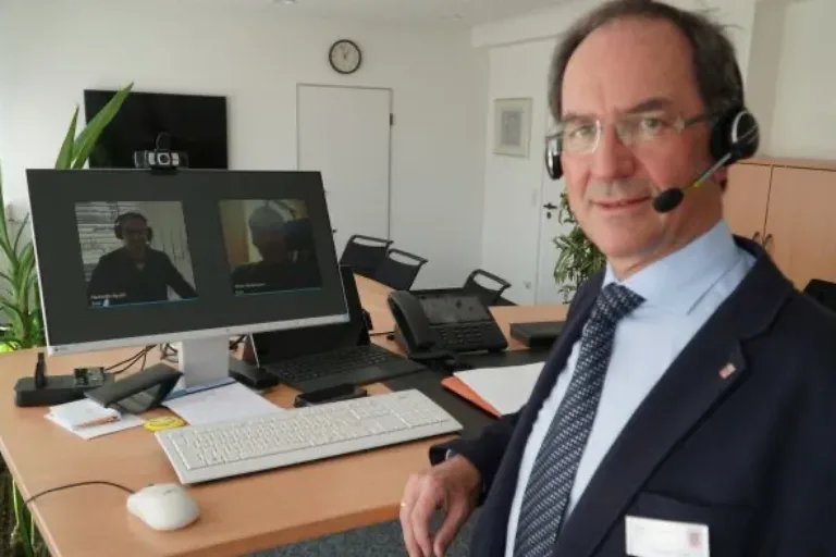 Reihe "Auf eine TelKo mit." Verantwortlichen von Intelligent Data Analytics aus Marburg und Regierungspräsident Dr. Christoph Ullrich