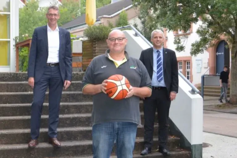 Stadtwerke und Sparkasse unterstützen Basketballerinnen auch in der Saison 2020/21