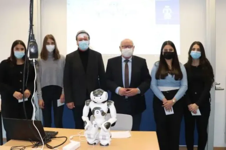 „Hallo, ich bin Ada!“ – Unterricht an Herborner Gymnasium erweckt Roboter zum Leben