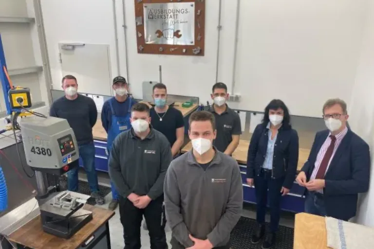 Auszubildende der Bauunternehmung Albert Weil AG erhalten neue Ausbildungs-Werkstatt