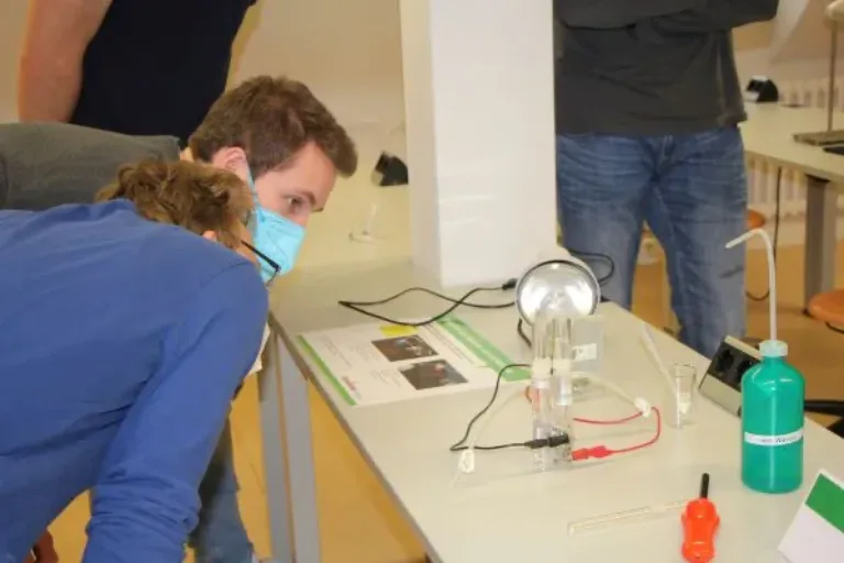 Chemikum Marburg: Auszubildende und Studierende lernen Wasserstoff als Energieträger kennen