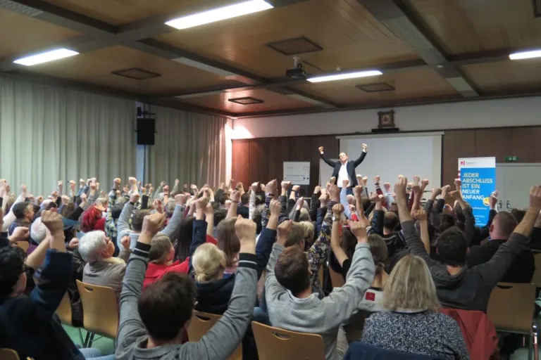 Über 100 Menschen folgen dem Motivationsvortrag „Change – Erfolg durch neue Gewohnheiten“