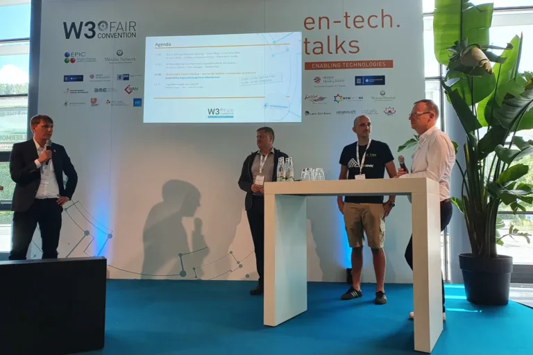 Startup Weekend-Sieger gemeinsam mit THM und Hübner Gießen auf der W3+ Fair-Bühne