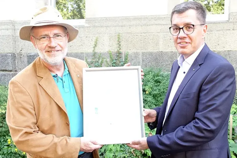 Heiko Stock überreicht Botschafter- Urkunde an Professor Harald Lesch