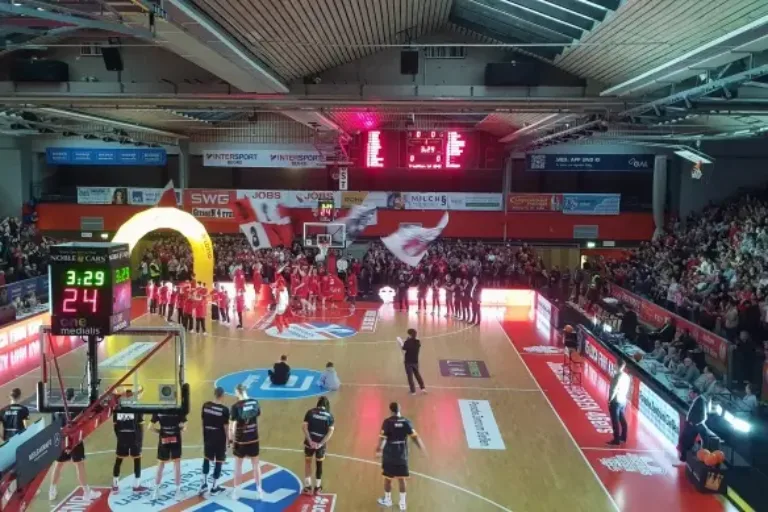 Newcomer besuchen Traditionsverein