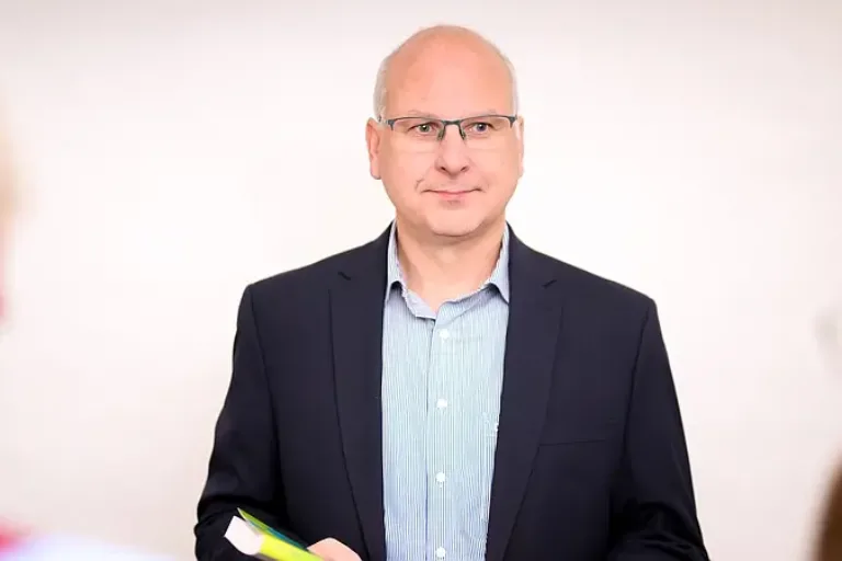 Wie funktioniert Hybrides Arbeiten und Lernen mit KI und VR?