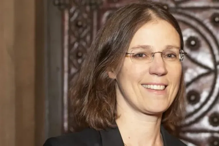 Über molekulare Unordnung zu weißem Laserlicht