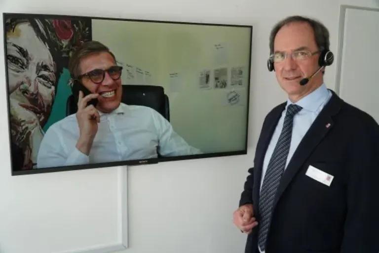 Reihe "Auf eine TelKo mit." Frank Galfe vom Modehaus Campus in Alsfeld und Regierungspräsident Dr. Ullrich