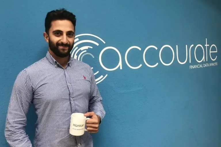 "Aus seiner Komfortzone bewegen und offen für Neues sein." Das sagt Hünkar Araz über seine Arbeit in dem StartUp-Unternehmen FinTecSystems.