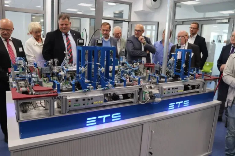 Endlich fertiggestellt!- die erste "Lernfabrik 4.0" kommt nach Dillenburg