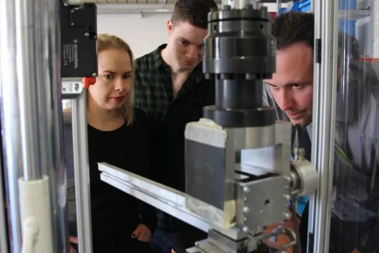 Crash-Absorption durch neuartigen Klebstoff