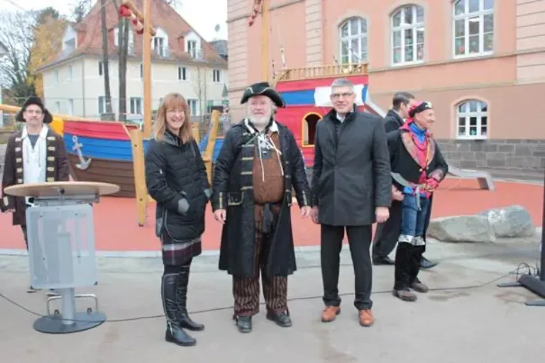 Übergabe eines Playmobil-Piratenschiffes an der Alsfelder Stadtschule