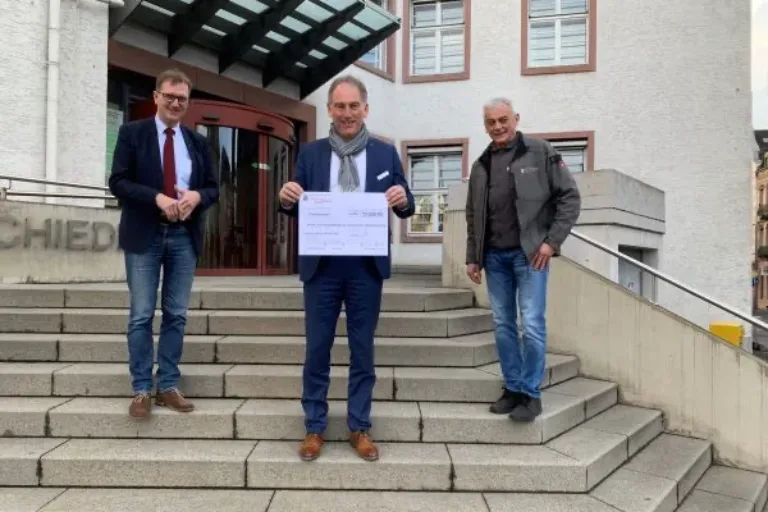 Limburg – Weilburg: Bauunternehmung Albert Weil AG spendet 2000 Euro an Sozialstiftung