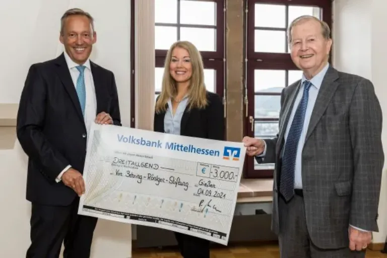 Volksbank Mittelhessen spendet 3.000 Euro an Von Behring-Röntgen-Stiftung