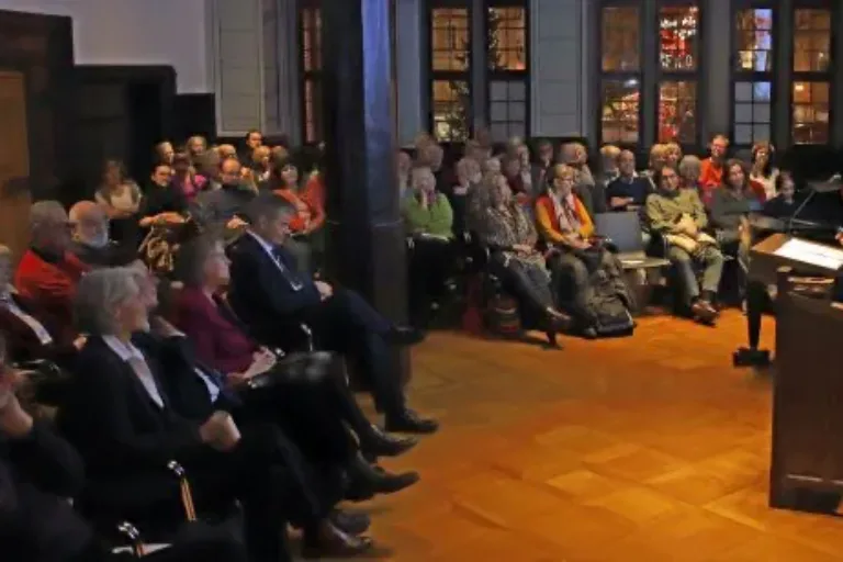 Autorin präsentiert neue Stadtschrift im vollbesetzten Rathaussaal