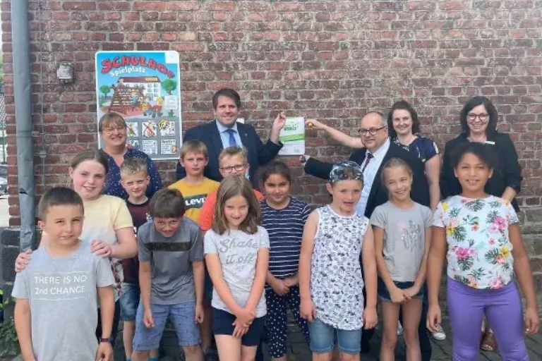 Grundschulkinder in Angelburg-Gönnern bleiben kleine Forschende: Betreuungsangebot erhält Auszeichnung als naturwissenschaftlicher Lernort