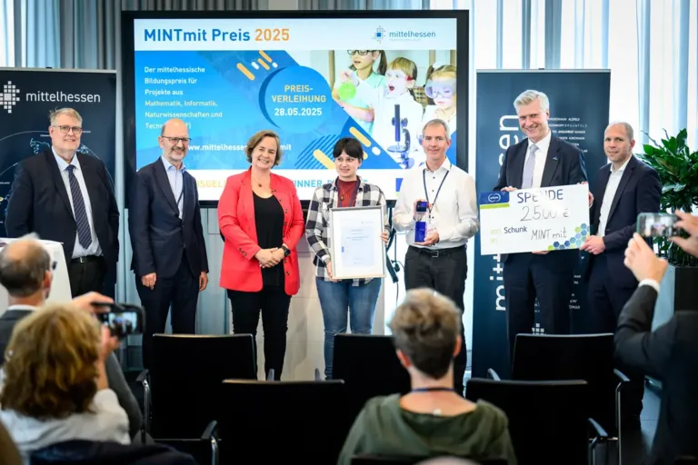 MINTmit Preis 2025 für Schüler:innen-Forschungszentrum Mittelhessen
