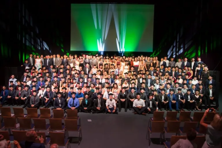 StudiumPlus verabschiedete 387 Absolventen in der Rittal-Arena