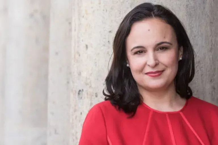 Staatssekretärin Ayse Asar: Besuch bei Leica Microsystems zeigt Perspektiven der dualen Berufsausbildung