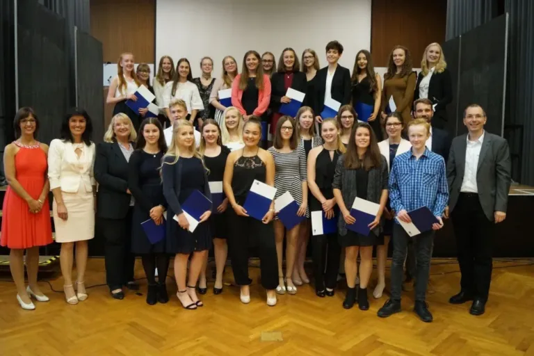 „Basics in Business“: Schüler der Marienschule haben Wirtschaftskurs abgeschlossen