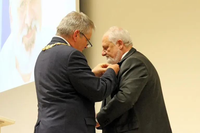 Bundesverdienstkreuz am Bande für Mittelhessen-Botschafter Prof. Dr. Rolf Jürgen Schäfer