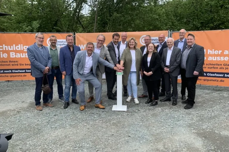 Erste Gewerbekunden im Landkreis profitieren vom geförderten Glasfasernetz