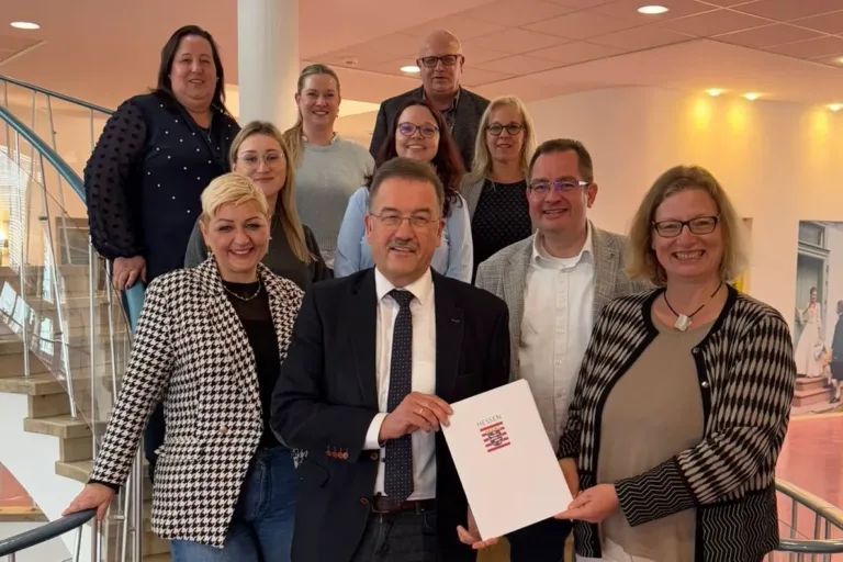 Integrationsstaatssekretärin Katrin Hechler übergibt Förderbescheide für Gemeinwesenarbeit an die Stadt Wetzlar