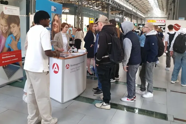 Jugendliche informieren sich über Ausbildung