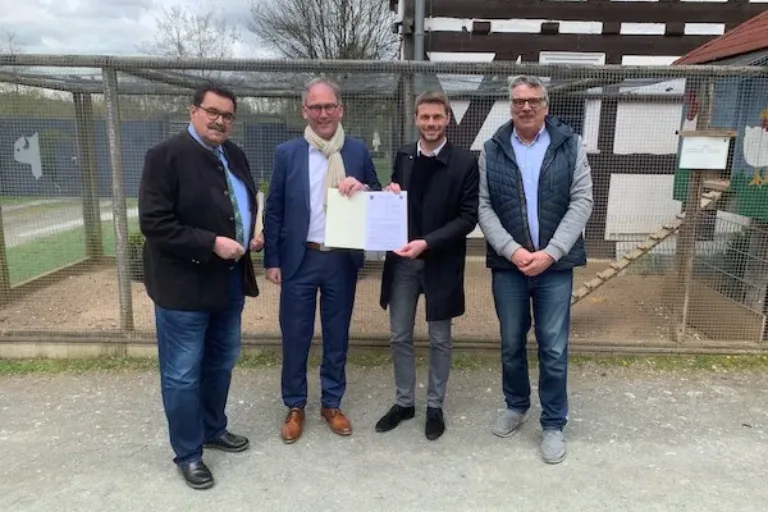 Landrat Köberle übergibt Förderbescheid für Schulbauernhof im Tiergarten Weilburg