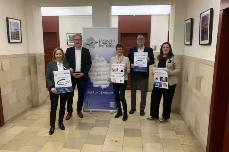 Landrat Köberle und KVHS-Direktor Schneider starten „Fit fürs Ehrenamt“