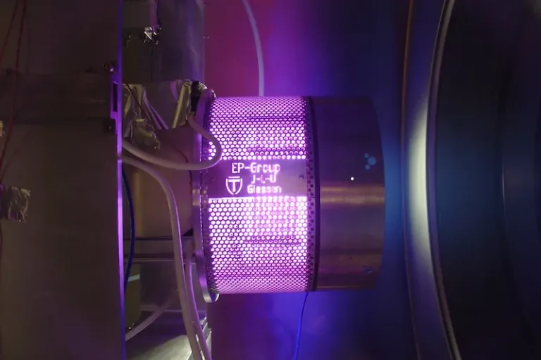 Mit elektrischen Raumfahrtantrieben sicher in den Weltraum