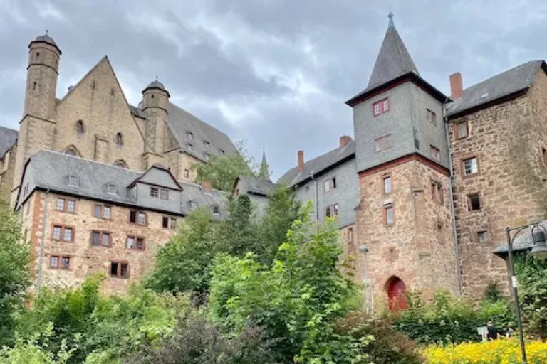 Kooperationsseminar in der Lehrkräftebildung: Die Hochschulperle des Monats April geht nach Marburg