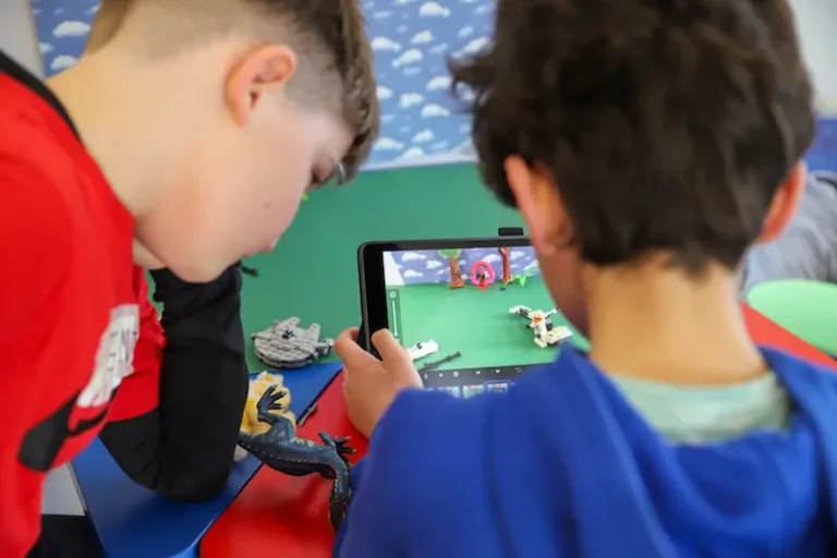 Schüler:innen lernen Coding, Robotik, Stop Motion und mehr