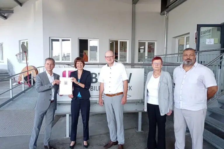 Sozialministerin Hofmann übergibt Förderbescheid an BWHW in Limburg für Projekt BASEplus