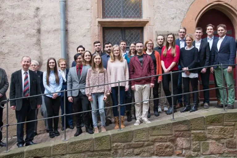 Marburger und Gießener Stipendiaten der Von Behring-Röntgen-Stiftung feiern Beginn der neuen Förderrunde