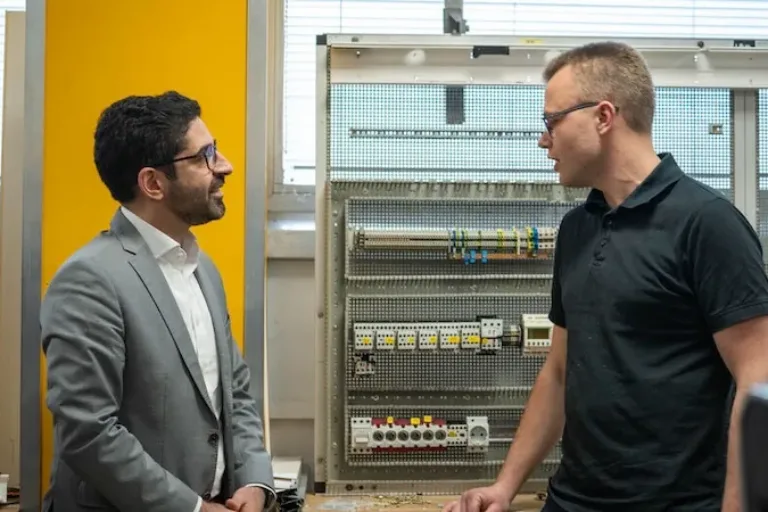 Wirtschaftsminister Mansoori stellt die kostenlose Meisterausbildung vor