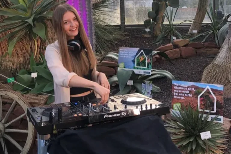 Marburger DJ Amelie Larsen bringt Single „Never Be Like You” mit spanischem DJ Sammy heraus